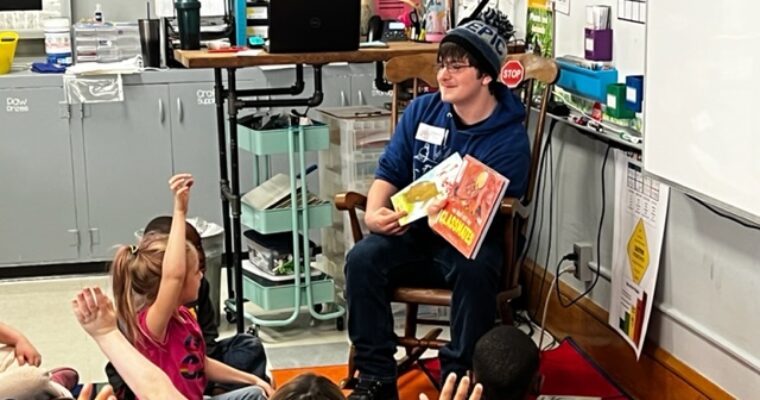 Former student reads to first graders