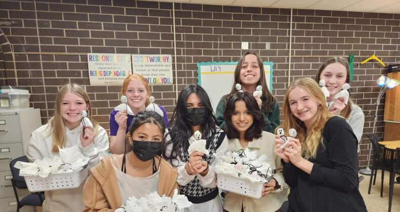 The Kinder Kennedy club makes tissue ghost pops.